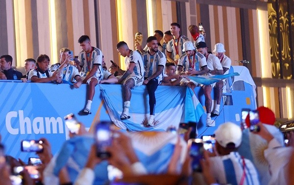 Messi diễu hành ăn mừng trên xe buýt mui trần - Bóng Đá