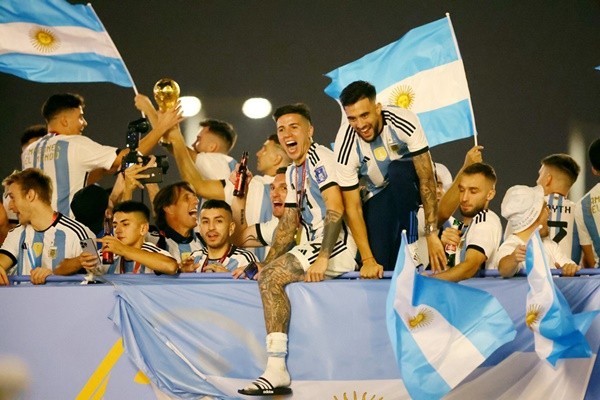 Messi diễu hành ăn mừng trên xe buýt mui trần - Bóng Đá