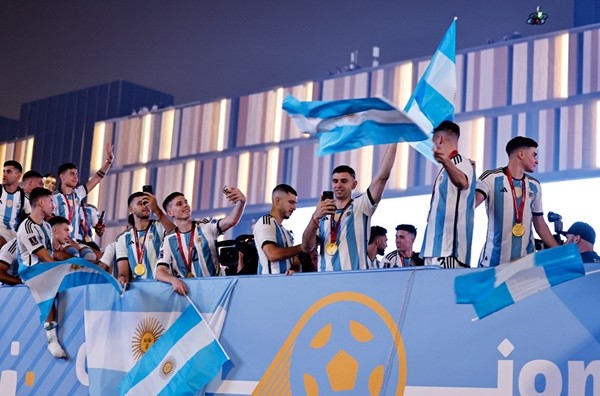 Messi diễu hành ăn mừng trên xe buýt mui trần - Bóng Đá