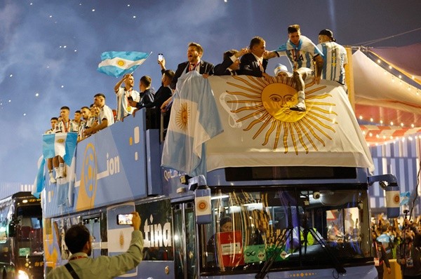 Messi diễu hành ăn mừng trên xe buýt mui trần - Bóng Đá