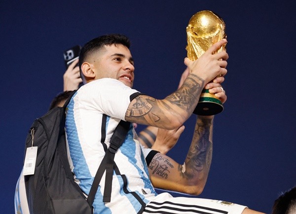 Messi diễu hành ăn mừng trên xe buýt mui trần - Bóng Đá