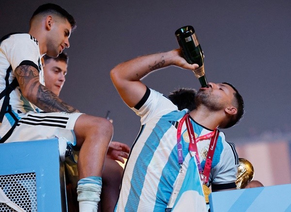 Messi diễu hành ăn mừng trên xe buýt mui trần - Bóng Đá