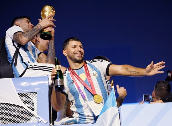 Messi diễu hành ăn mừng trên xe buýt mui trần - Bóng Đá