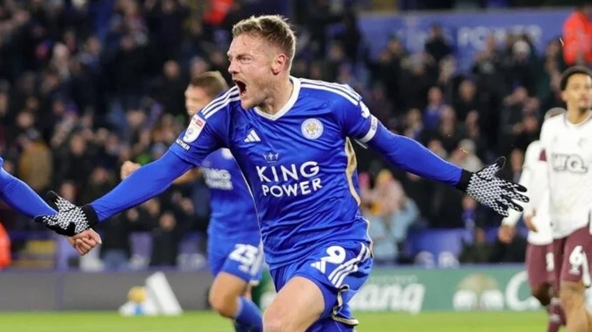 Vardy lập cú đúp khi đá dự bị, Leicester City tiếp tục bay cao - Bóng Đá