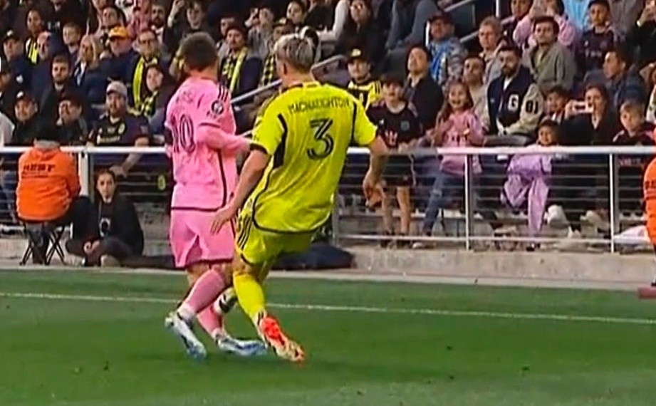 Thót tim với pha vào bóng triệt hạ Messi - Bóng Đá
