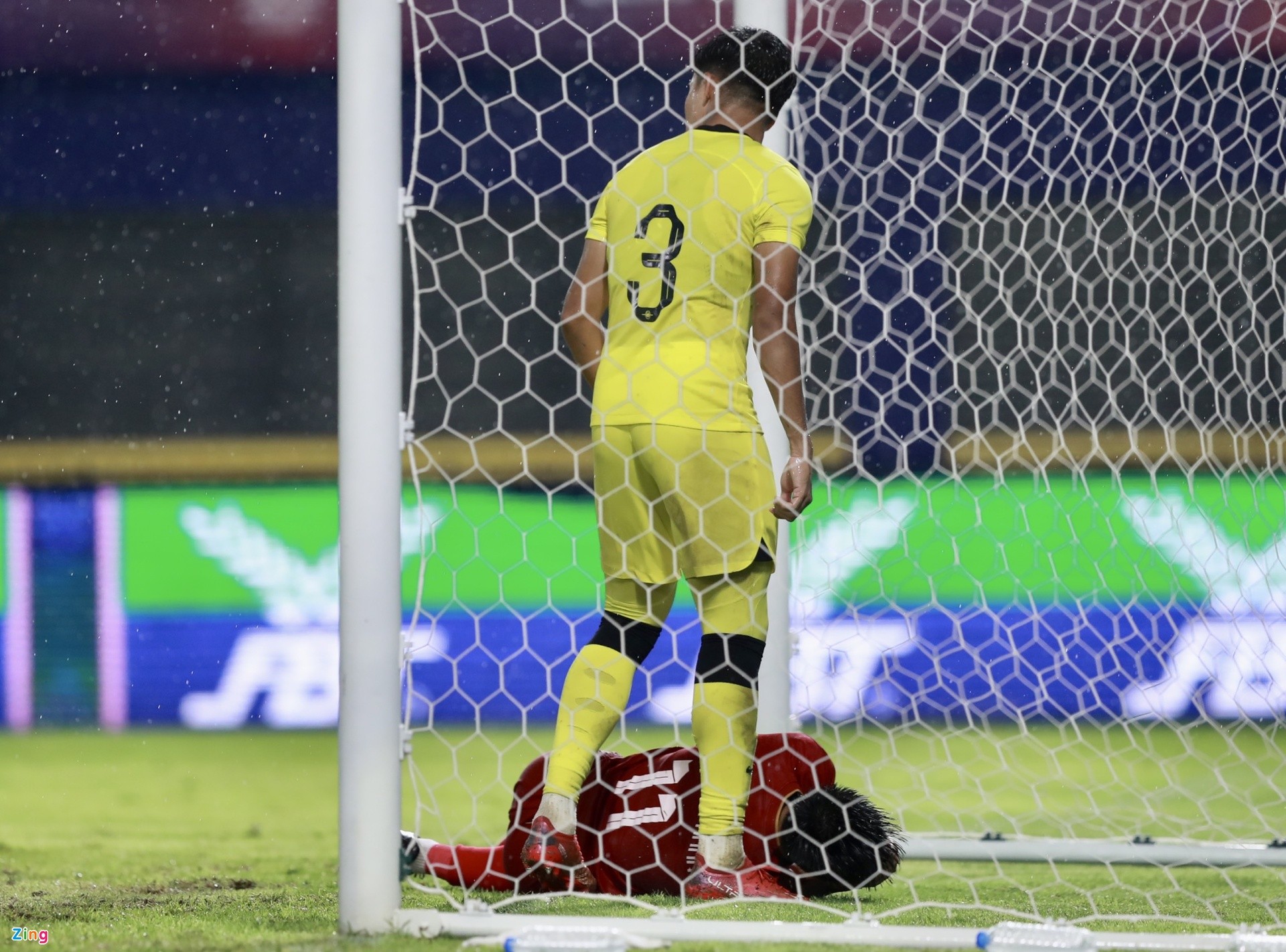 Thanh Nhàn khiến 2 cầu thủ Malaysia bị đuổi - Bóng Đá