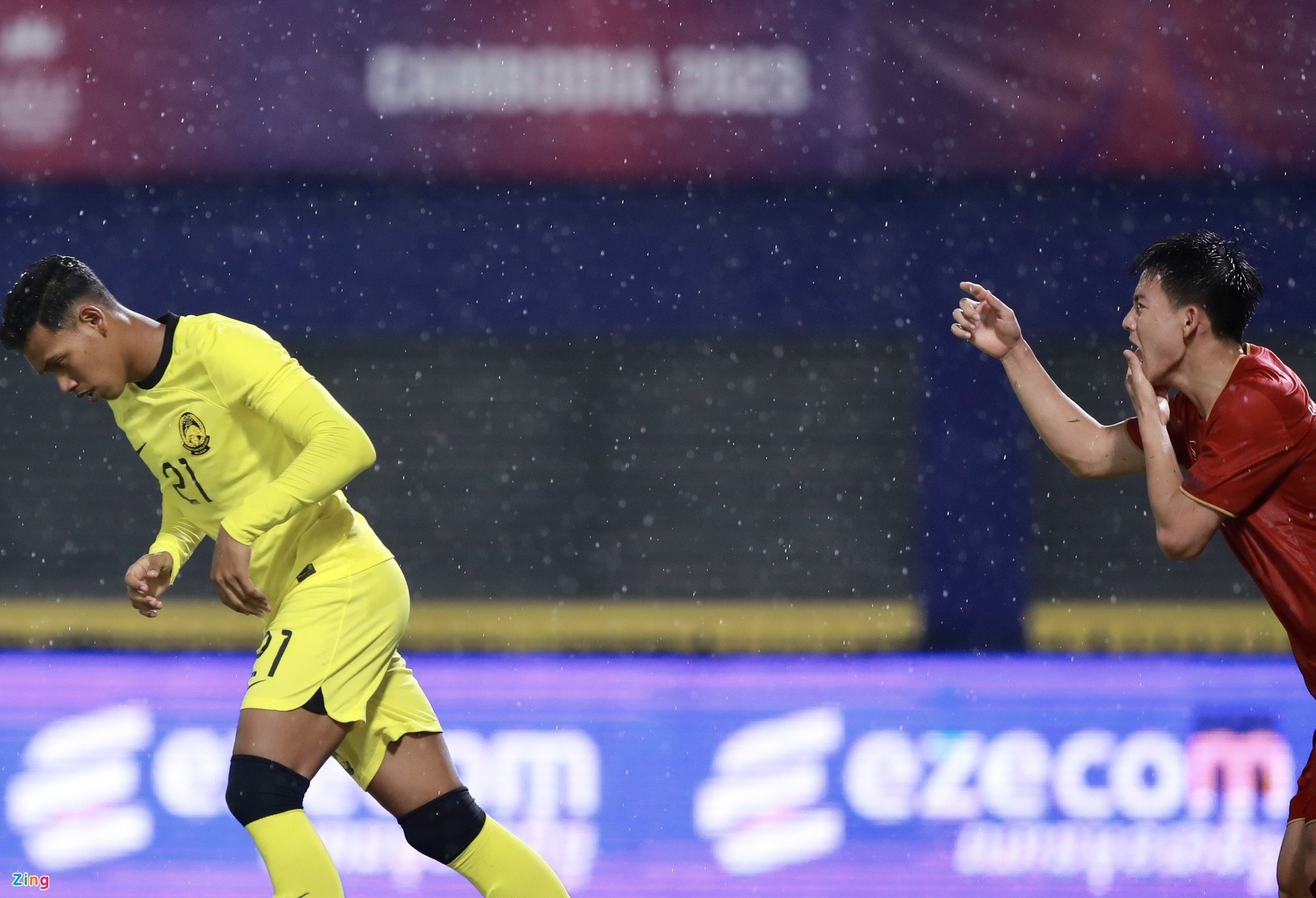 Thanh Nhàn khiến 2 cầu thủ Malaysia bị đuổi - Bóng Đá