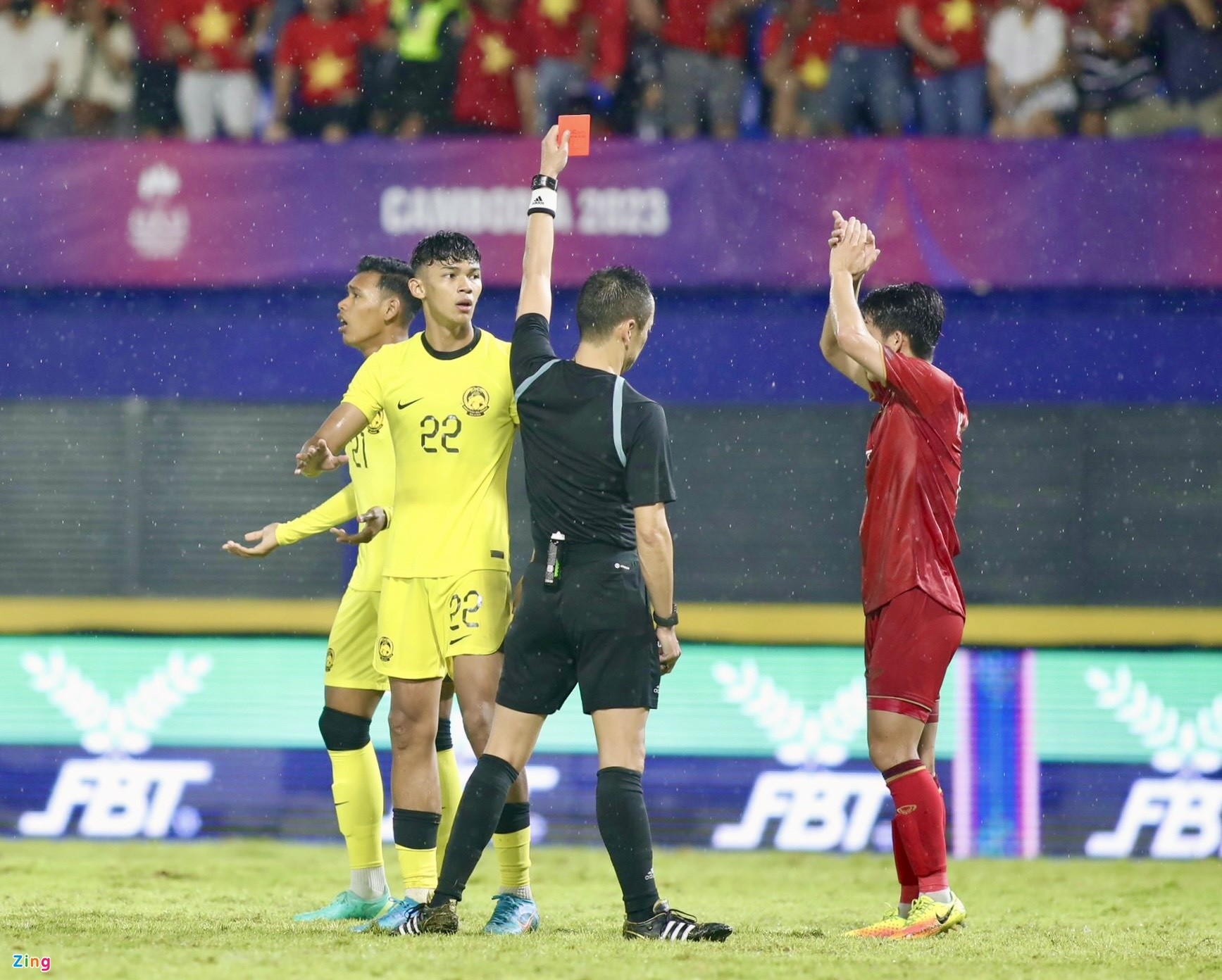 Thanh Nhàn khiến 2 cầu thủ Malaysia bị đuổi - Bóng Đá