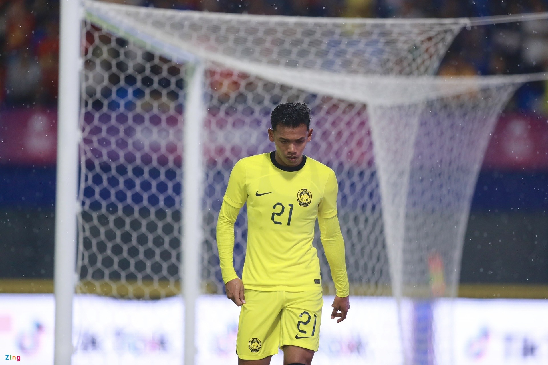 Thanh Nhàn khiến 2 cầu thủ Malaysia bị đuổi - Bóng Đá