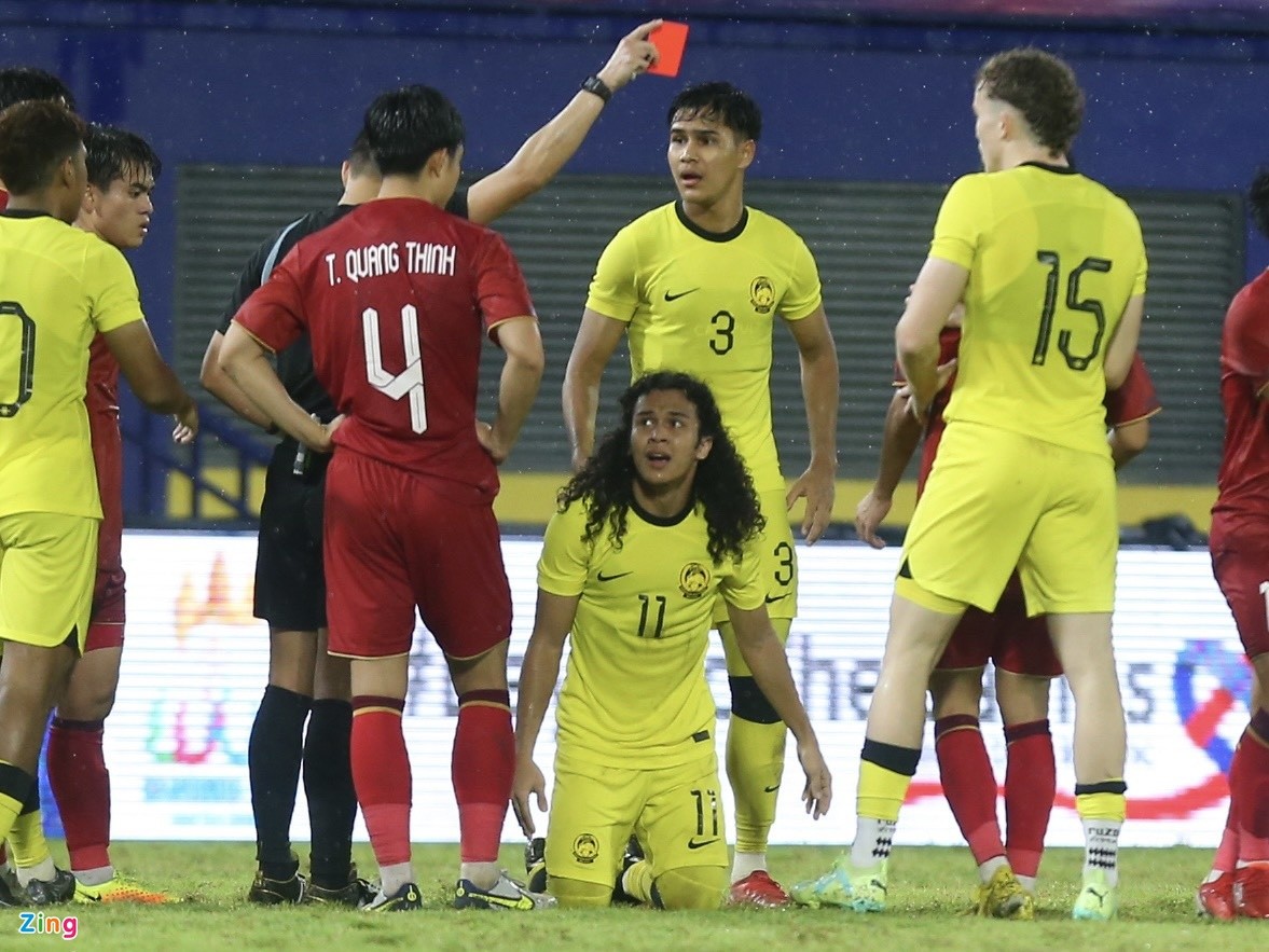 Thanh Nhàn khiến 2 cầu thủ Malaysia bị đuổi - Bóng Đá