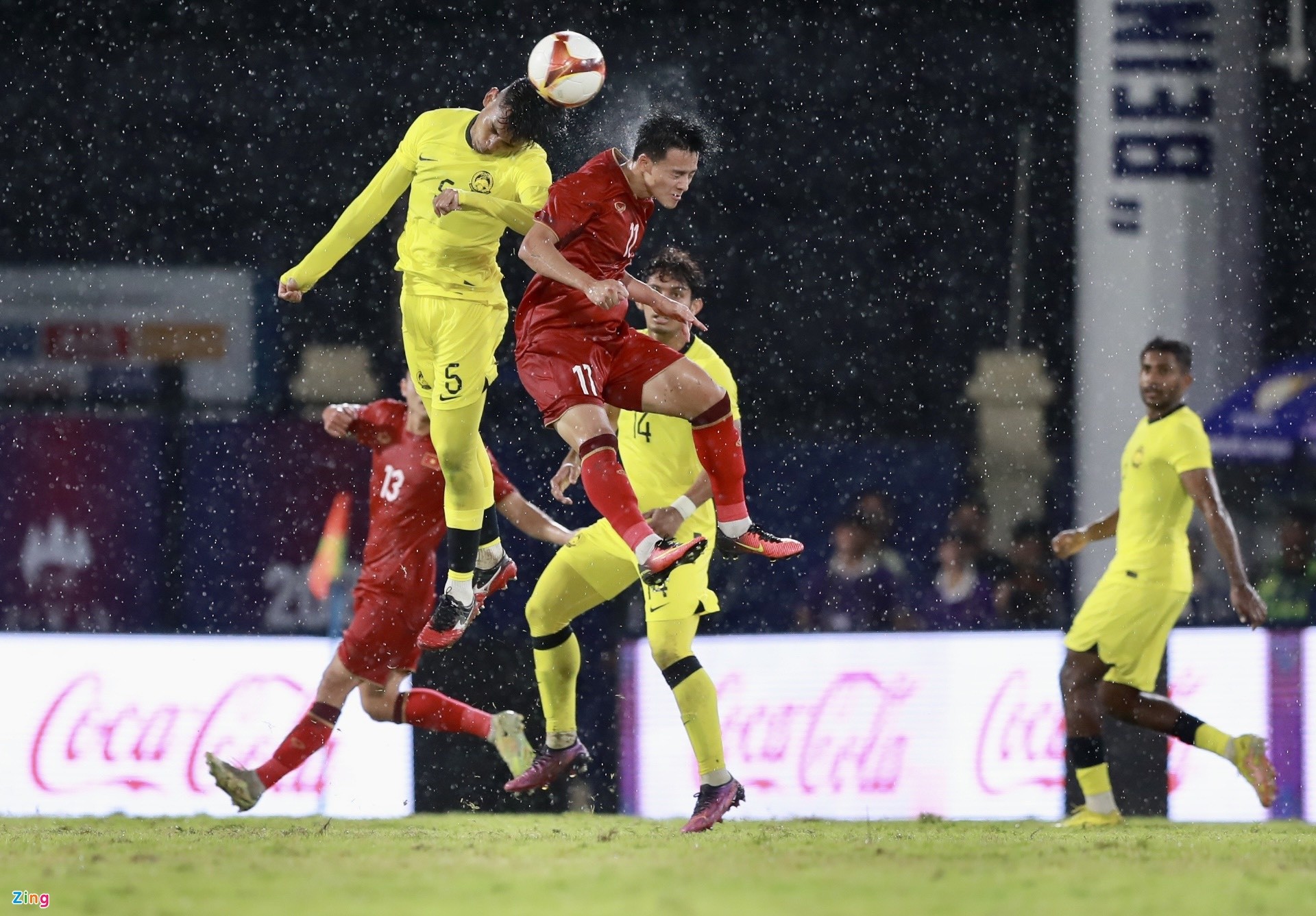 Thanh Nhàn khiến 2 cầu thủ Malaysia bị đuổi - Bóng Đá