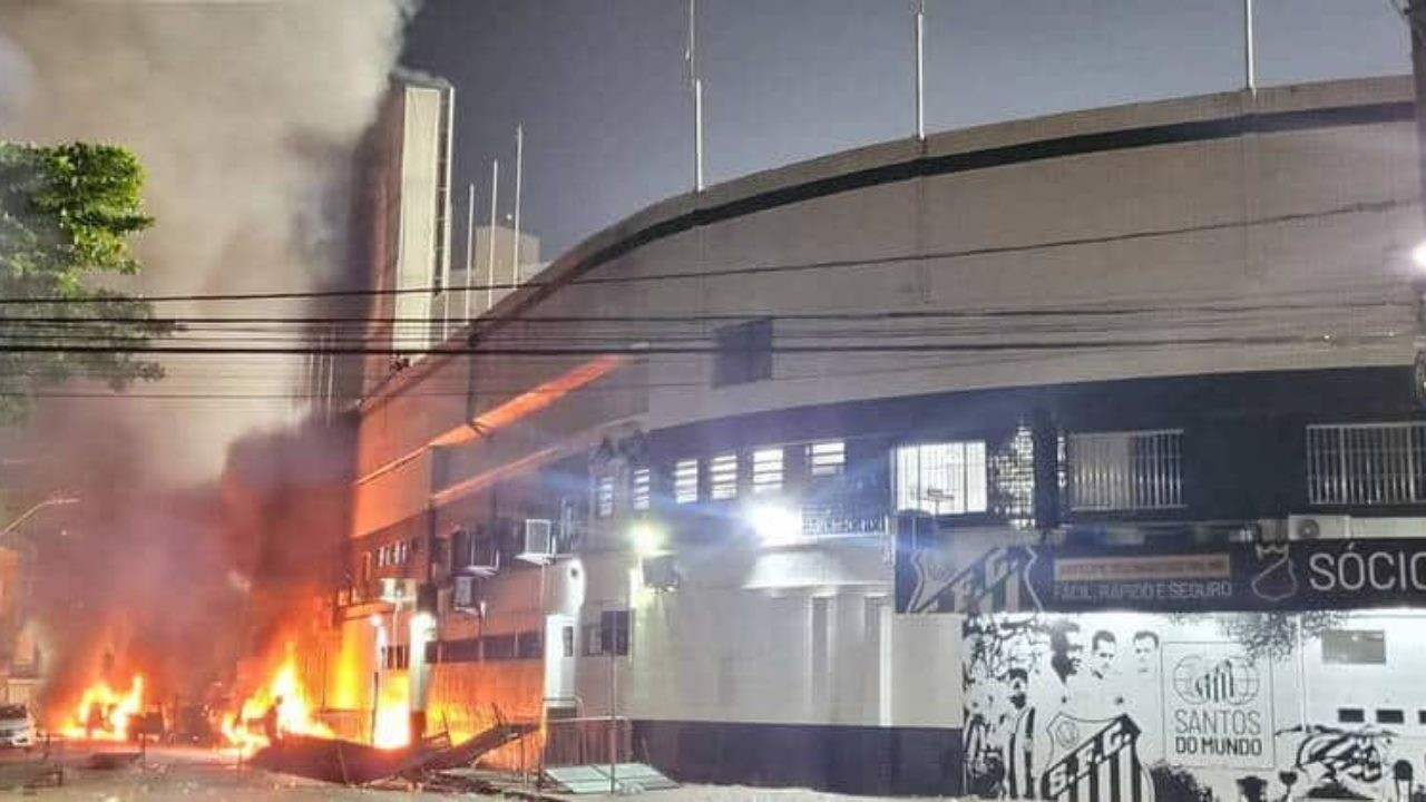 Bạo loạn nổ ra khi Santos lần đầu xuống hạng sau 111 năm - Bóng Đá