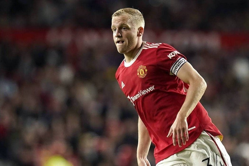 Không chỉ ném bã kẹo, Van de Beek còn vứt áo đầy tức giận - Bóng Đá