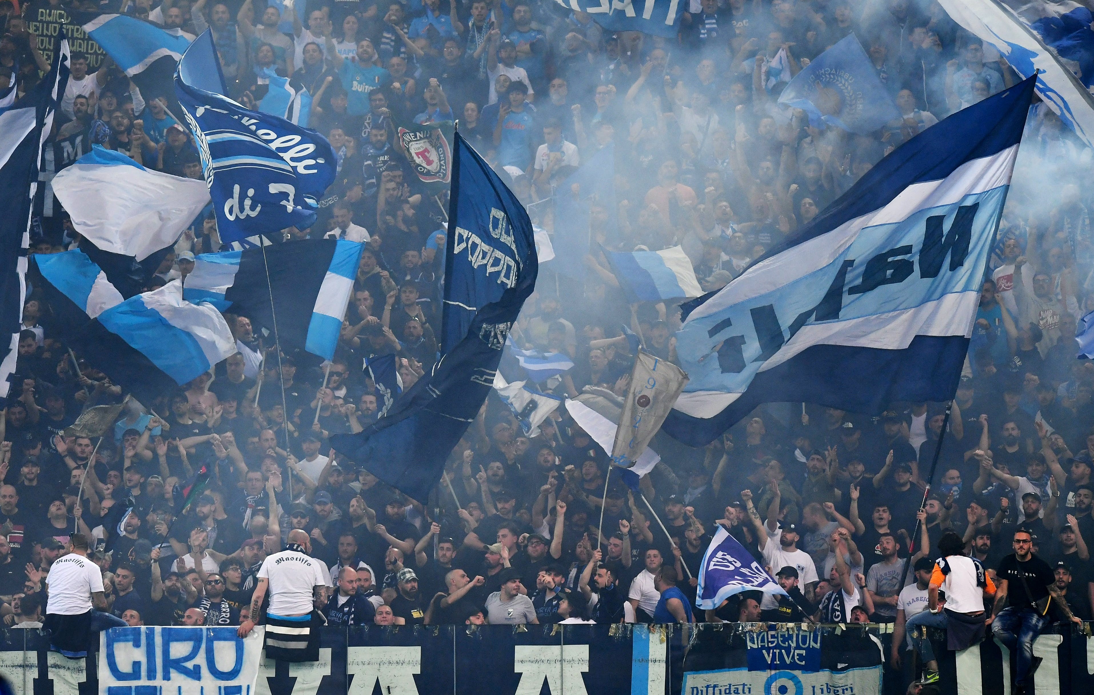 Ẩu đả, bạo loạn gây chết người sau khi Napoli vô địch Serie A - Bóng Đá