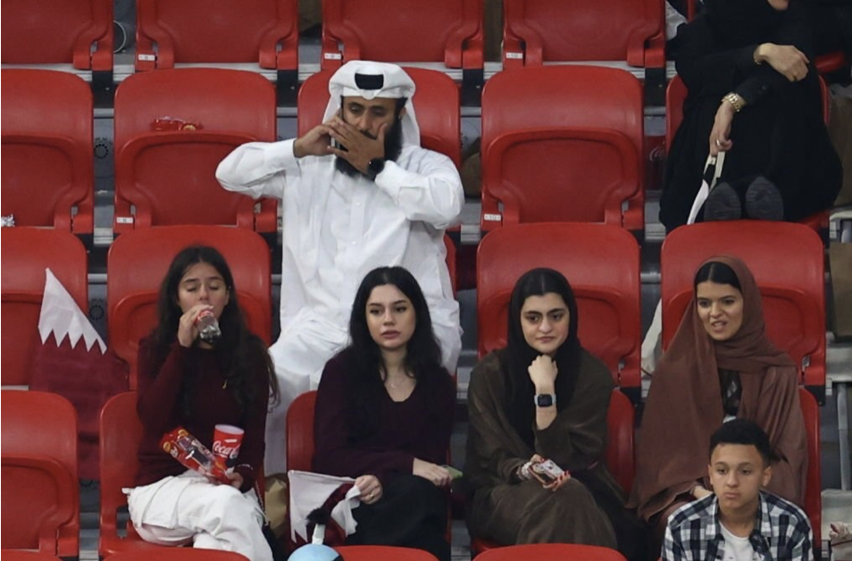 CĐV Qatar bỏ về sớm sau 2 bàn thua của đội nhà - Bóng Đá