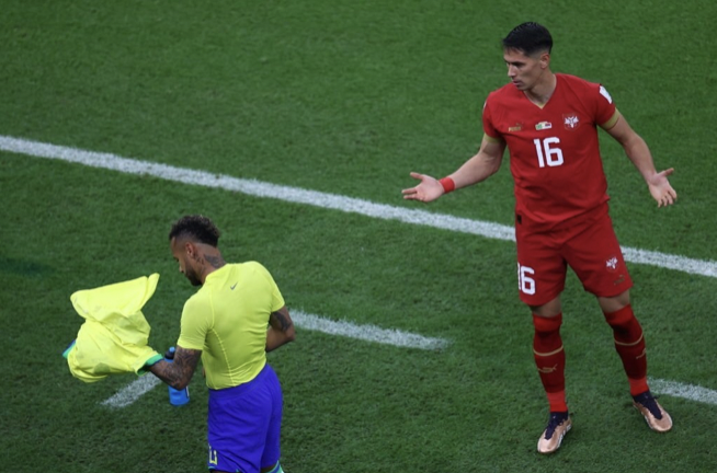 Lý do Neymar cởi áo trong trận nhưng không bị phạt thẻ vàng - Bóng Đá