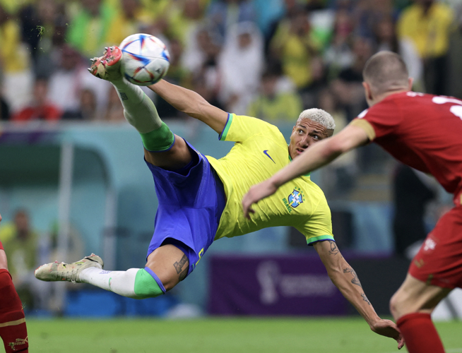 Lý do Neymar cởi áo trong trận nhưng không bị phạt thẻ vàng - Bóng Đá