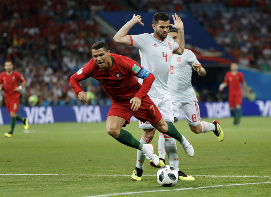 Messi bị phạm lỗi nhiều hơn Neymar và Ronaldo ở World Cup - Bóng Đá