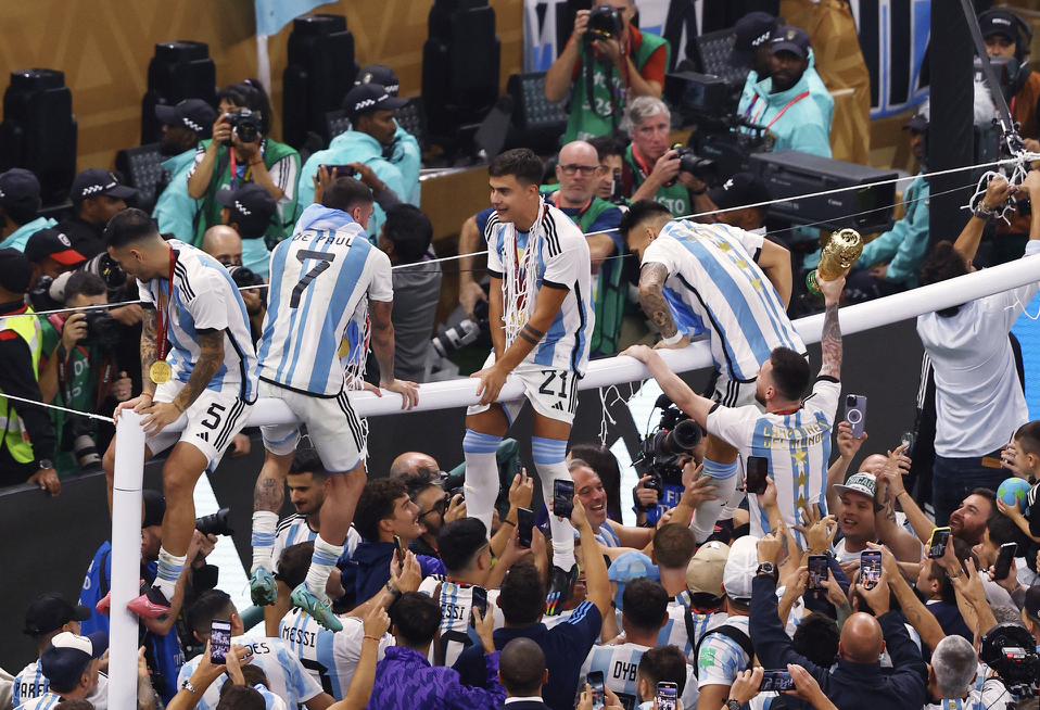 Aguero bị chế giễu khi nâng cúp vô địch thế giới cùng tuyển Argentina - Bóng Đá