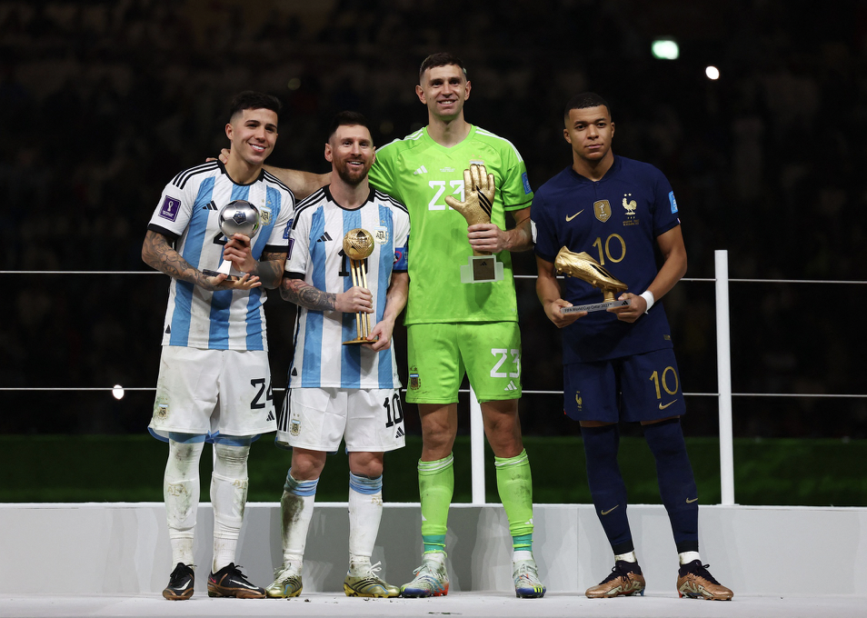 Aguero bị chế giễu khi nâng cúp vô địch thế giới cùng tuyển Argentina - Bóng Đá