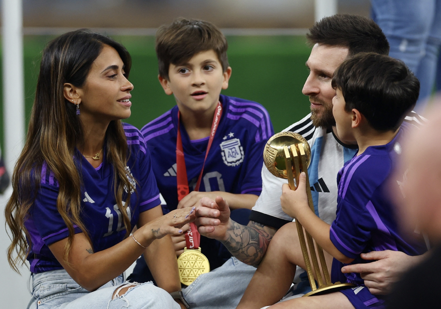 Nụ cười và nước mắt khi Messi vô địch World Cup - Bóng Đá