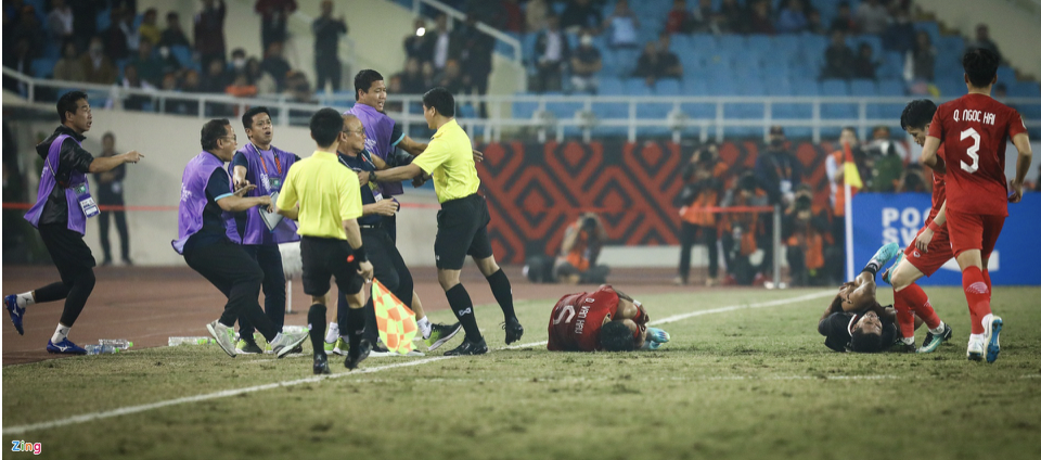 HLV Park và ông Shin Tae-yong lạnh lùng bước qua nhau - Bóng Đá