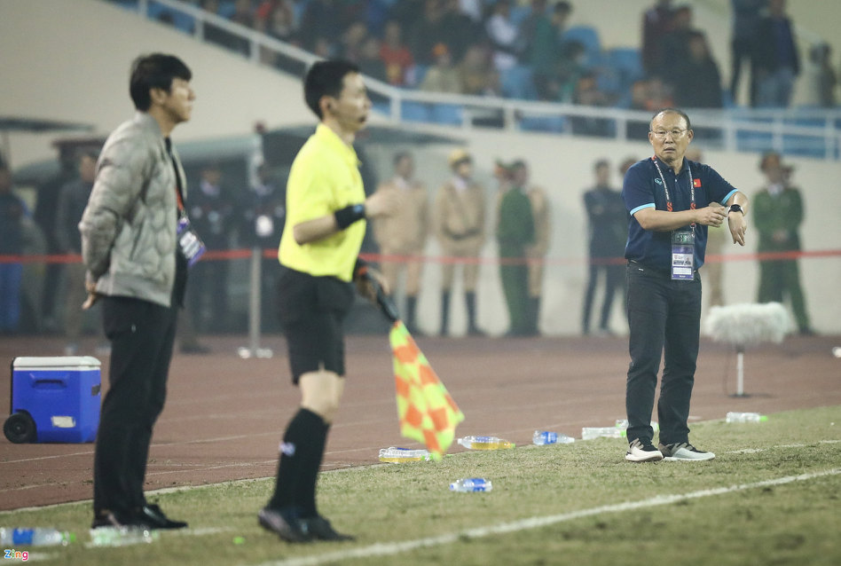 HLV Park và ông Shin Tae-yong lạnh lùng bước qua nhau - Bóng Đá