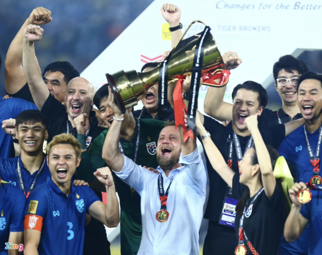 Theerathon Bunmathan muốn VAR áp dụng ở AFF Cup - Bóng Đá