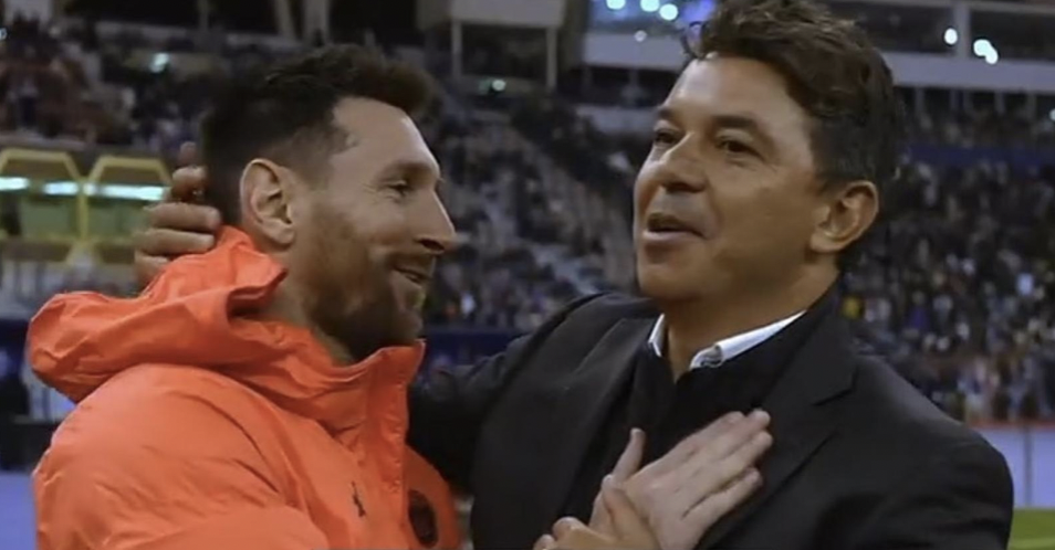 Messi ôm chặt HLV đối thủ sau khi rời sân - Bóng Đá