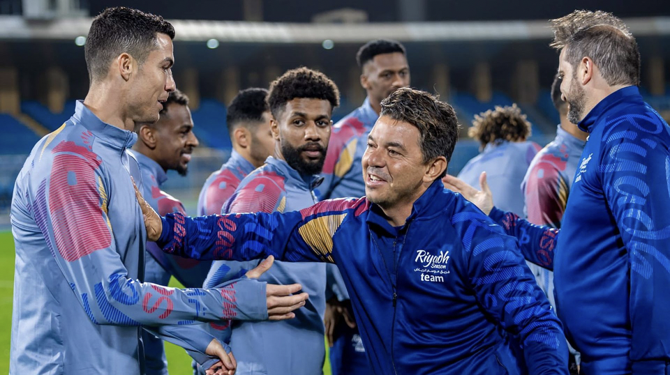 Messi ôm chặt HLV đối thủ sau khi rời sân - Bóng Đá