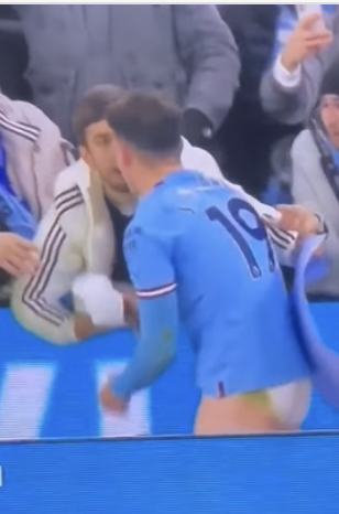Tiền đạo Man City cởi quần tặng CĐV sau trận thắng Tottenham - Bóng Đá