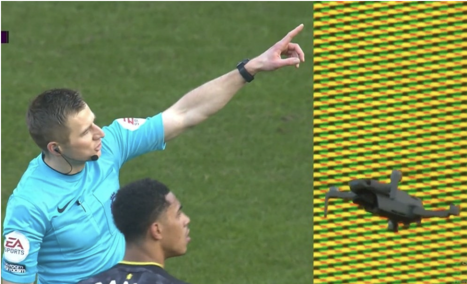 Sự cố khiến trận đấu ở Premier League bị hoãn hơn 10 phút - Bóng Đá