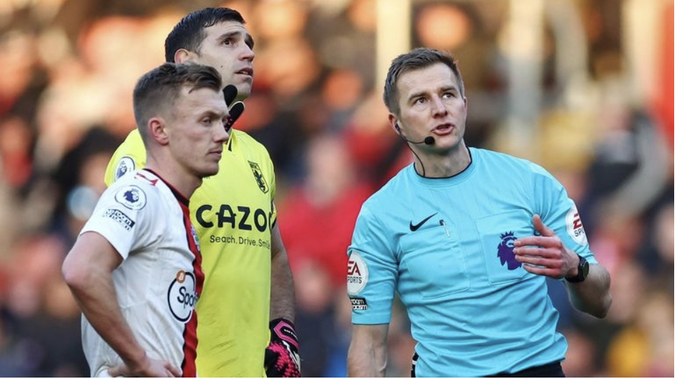 Sự cố khiến trận đấu ở Premier League bị hoãn hơn 10 phút - Bóng Đá