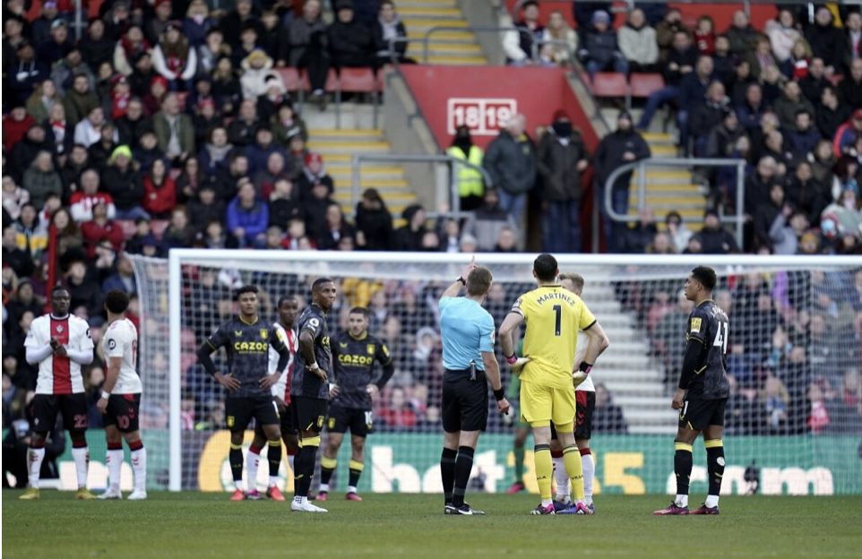 Sự cố khiến trận đấu ở Premier League bị hoãn hơn 10 phút - Bóng Đá