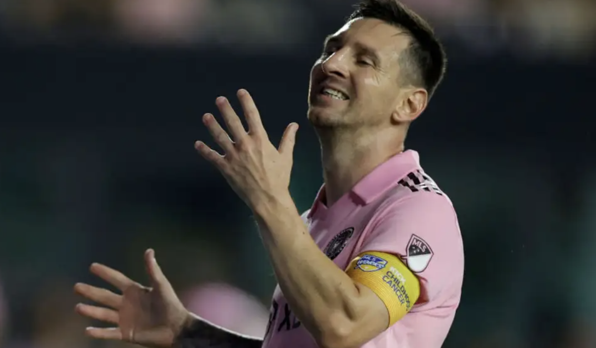 SỐC! Fan Inter 'chào đón' Lukaku với 50.000 chiếc còi  - Bóng Đá