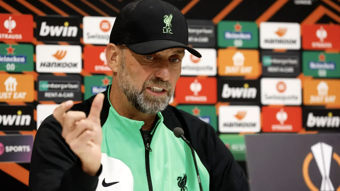 Klopp 'hạ thấp' anh em nhà Neville, cựu Quỷ đỏ đáp trả sâu cay - Bóng Đá