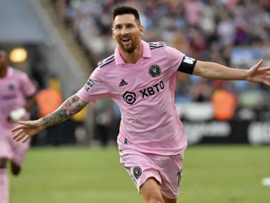 Top 10 ngôi sao hưởng lương khủng nhất 2023: Messi 'ngửi khói' Ronaldo - Bóng Đá