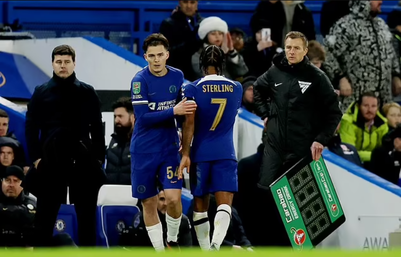 John Terry congratulates Chelsea youngster Leo Castledine for making his debut vs Middlesbrough - Bóng Đá
