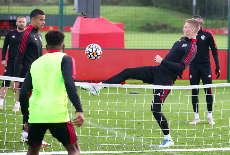 Ronaldo tạo dáng khó đỡ, thái độ Van de Beek trên sân tập Man Utd - Bóng Đá