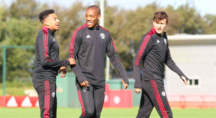 Ronaldo tạo dáng khó đỡ, thái độ Van de Beek trên sân tập Man Utd - Bóng Đá