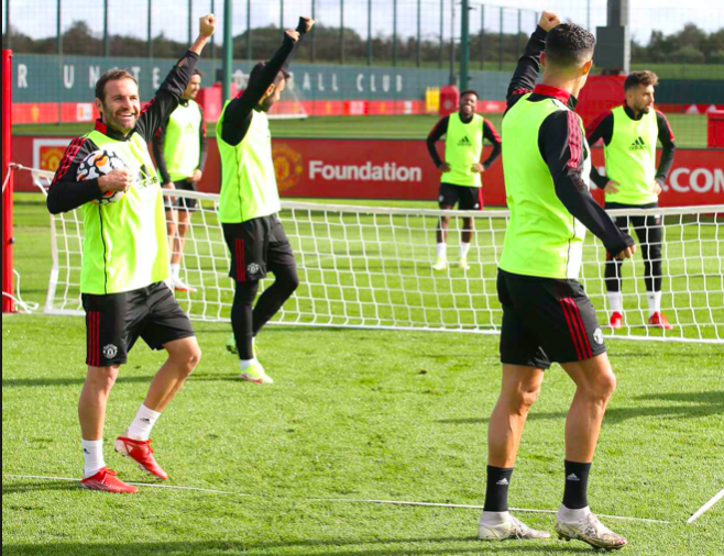 Ronaldo tạo dáng khó đỡ, thái độ Van de Beek trên sân tập Man Utd - Bóng Đá