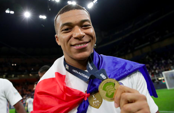 Martial cười tươi khi cùng Pháp ăn mừng danh hiệu Nations League - Bóng Đá