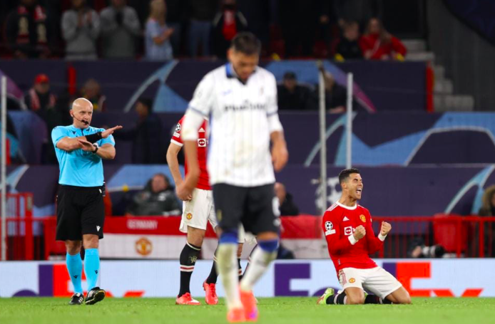 Ronaldo bực tức hét lớn trước khi ghi bàn đẳng cấp cho M.U - Bóng Đá