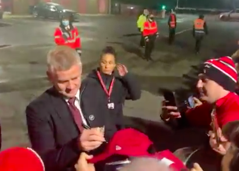 Solskjaer signs autographs after 5-0 humiliation - Bóng Đá