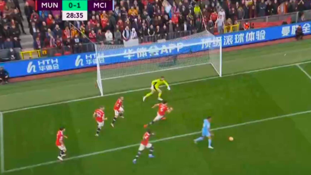 Chỉ một hình ảnh đủ thấy đẳng cấp thật sự của hàng thủ Man Utd - Bóng Đá