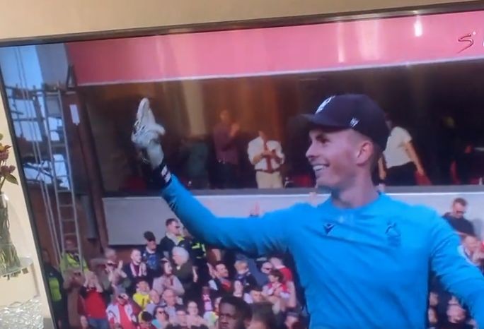 Thua sốc, CĐV Liverpool bị sao M.U cười đểu và giơ ngón tay thối  - Bóng Đá