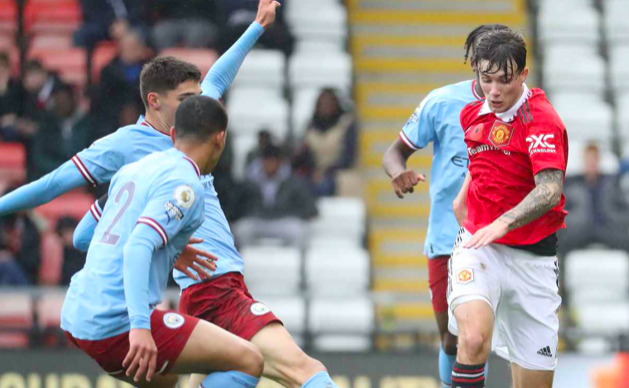 Hủy diệt M.U 6-1, sao trẻ Man City ăn mừng như Ronaldo - Bóng Đá
