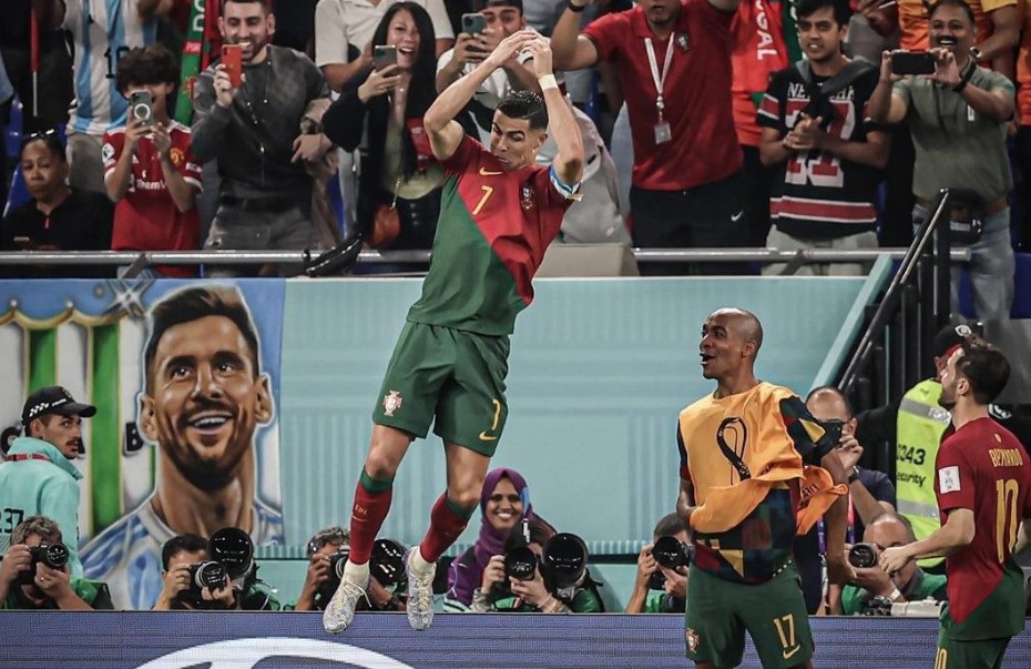 Khoảnh khắc hiếm có: Messi tươi cười 'ăn mừng' Ronaldo lập kỷ lục - Bóng Đá