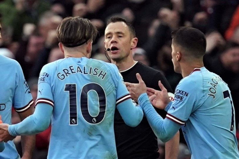 Cầu thủ Man City vây trọng tài ở đường hầm sau trận thua MU - Bóng Đá