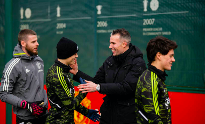 Van Persie bất ngờ tới buổi tập M.U, theo sát Wout Weghost - Bóng Đá